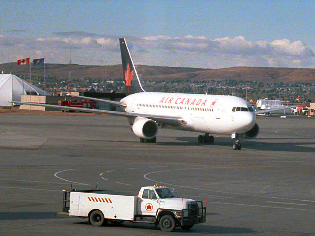 Air Canada B767-233 - C-GAUU @ YYC (15 October 1999)