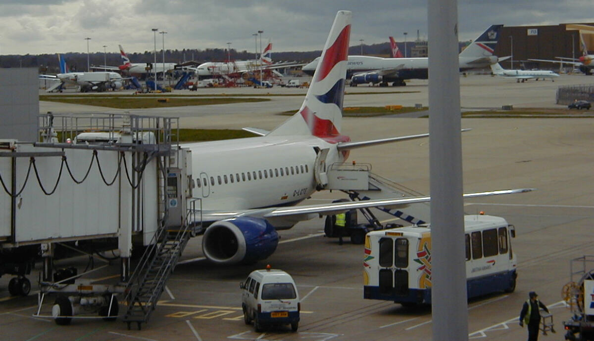 British Airways B737-3YO - G-LGTE @ LGW (3 April 2001)