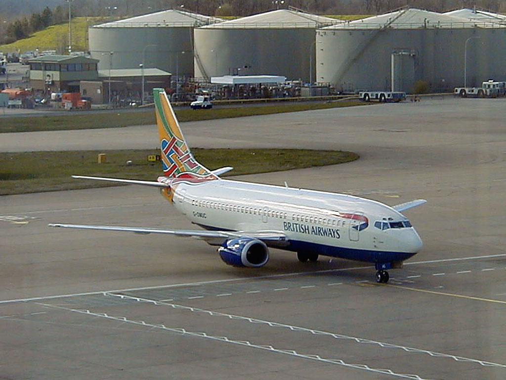British Airways B737-36Q - G-OMUC @ LGW (30 March 2001)