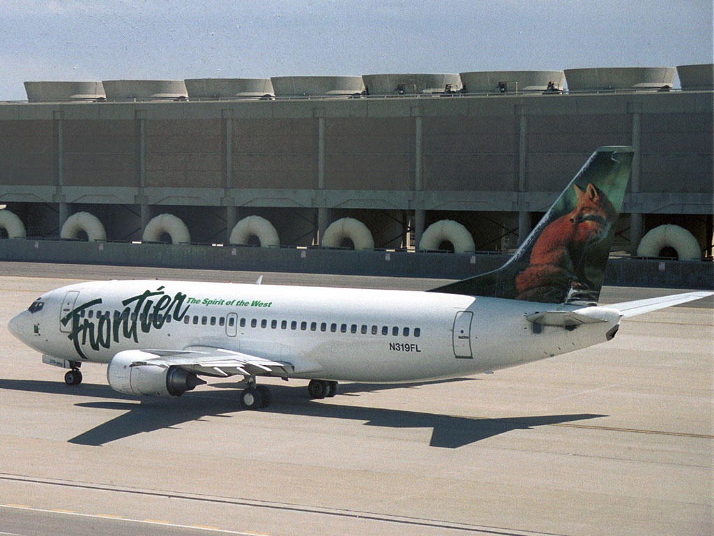 N319FL Frontier Airlines Boeing 737-3Q8 @ DEN (2 May 2002)