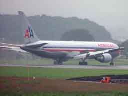 08:44 - N376AN throwing up spray on landing from ORD